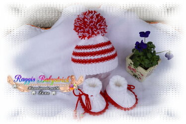 weiß-rote gestrickte Baby-Mütze mit Bommel und passende Schühchen auf hellem Stoff