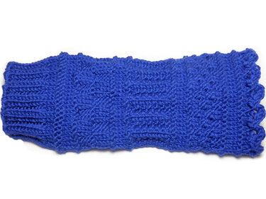 Blaue gestrickte Stulpe mit Strukturmuster, geripptem Bund und gewelltem Rand