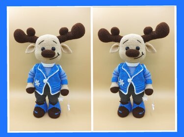 Gehäkeltes Rentier-Amigurumi mit braunen Geweihen und blauem Jackett, Vorderansicht