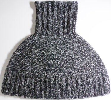 Melierter Kragenschal mit hohem Rippkragen und strukturiertem Körper