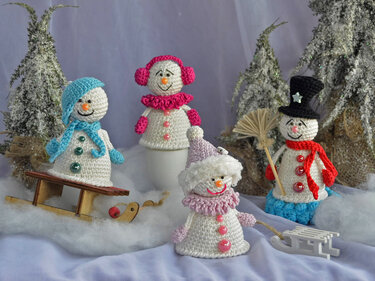 5tlg Schneemann Familie Tischdeko beleuchtet oder Eierwärmer mit Eisscholle - Häkeln