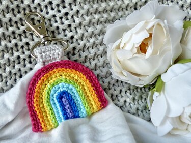Gehäkelter Regenbogen-Schlüsselanhänger aus buntem Garn mit Metallkarabiner