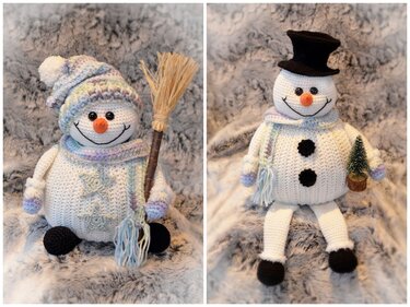 Zwei gehäkelte Amigurumi-Schneemänner mit Mütze, Besen sowie Zylinder und Mini-Tannenbaum auf flauschigem Hintergrund.