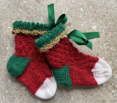 Anleitung Weihnachtssöckchen für Babys in Größe 16 - Stricken