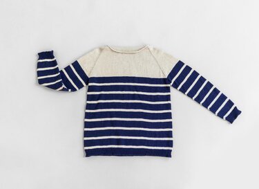 Gestrickter Damenpullover blau-weiß gestreift mit Raglanärmeln und beigefarbenem Schulterbereich