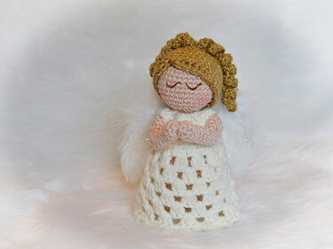 betendes Kind oder Engel, auf Knien für Frieden Gesundheit - Häkeln