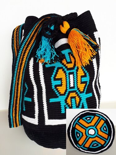 Gehäkelte Beuteltasche mit geometrischem Muster, gestreiftem Tragegurt und Quasten