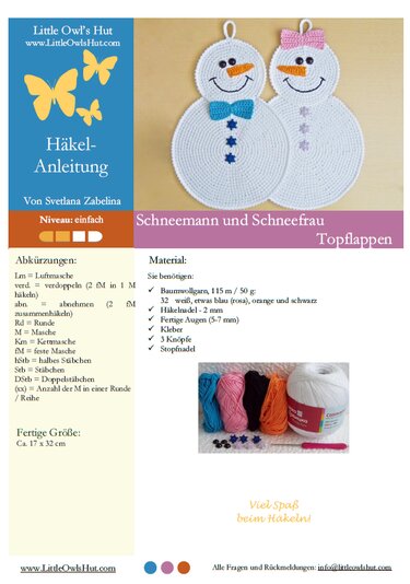 Zwei gehäkelte Topflappen in Schneemann-Form, einer mit Fliege, einer mit Schleife, auf hellem Untergrund