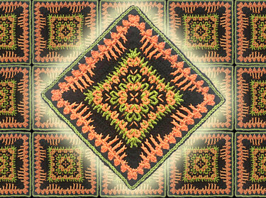 Diagonal liegendes Häkel-Granny-Square in Schwarz, leuchtendem Grün und Orange mit Rautenmuster
