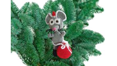 Gehäkelte graue Amigurumi-Maus hält rote Kugel, Nahaufnahme