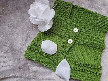 Strickanleitung für eine Babyweste in der Größe 56/62