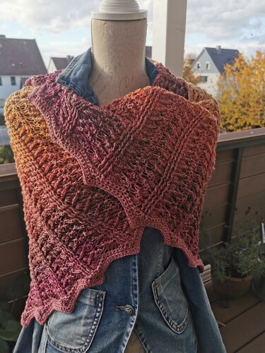 Gehäkeltes Dreieckstuch in Ombré-Herbstfarben auf Schneiderpuppe mit Jeansjacke