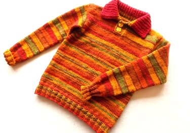 Gestrickter Kinderpullover mit horizontalen Streifen in Orange, Rot, Gelb und Grün, Polokragen und kurzer Knopfleiste