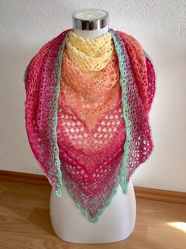 Gehäkeltes Dreieckstuch mit Farbverlauf in Pastell, Pink und mint auf Schaufensterpuppe