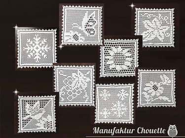 Acht weiße, quadratische gehäkelte Deckchen mit unterschiedlichen filigranen Mustern auf dunklem Hintergrund.