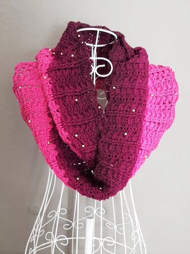 Zweifarbiger gehäkelter Loop in Rosa und Bordeaux mit Perlen, auf Drahtpuppe drapiert