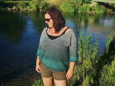 Shirt Sea Breeze Strickanleitung für einen luftigen Sommer Sweater mit Lochmuster, RVO mit V- Ausschnitt