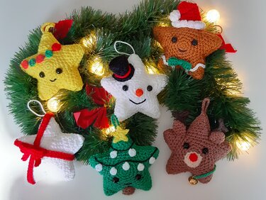Mehrere schnell gehäkelte Sternanhänger in verschiedenen Weihnachtsmotiven mit Schlaufen zum Aufhängen