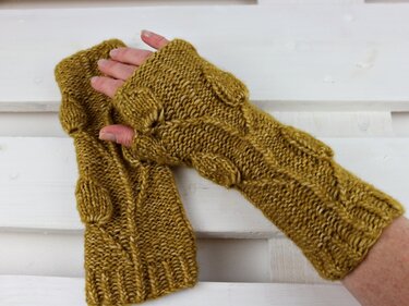 Knitting pattern fingerless gloves "Golden Leaves"