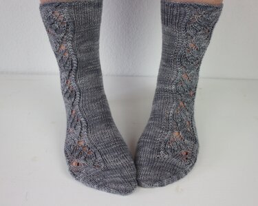 Knitting pattern socks "Mousy"