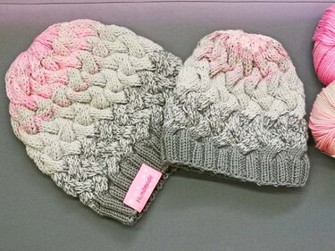 Mütze Pinky mit Farbverlauf und Zopfmuster - Stricken