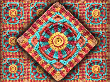Nahaufnahme eines bunten gehäkelten Quadrats mit rundem Zentralmotiv und plastischen Reliefstichen