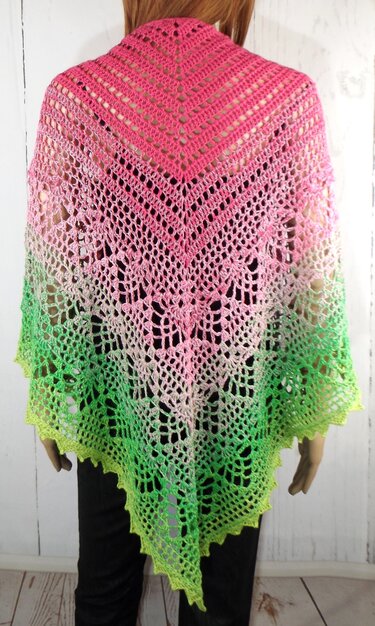 Rückenansicht eines gehäkelten Dreieckstuchs mit Verlaufsgarn von Rosa zu Grün, Loch- und Blattmuster sowie gezackter Kante