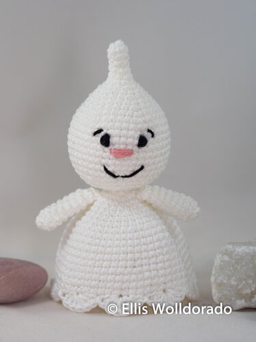Weißes gehäkeltes Amigurumi‑Gespenst mit rosa Nase und lächelndem Gesicht