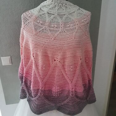 Gehäkeltes Tuch mit Farbverlauf von Weiß über Rosa zu Grau und geometrischem Dreiecks-Lace-Muster