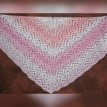 Dreieckiges gehäkeltes Tuch mit Zickzack‑Lochmuster und Weiß‑zu‑Rosa Farbverlauf