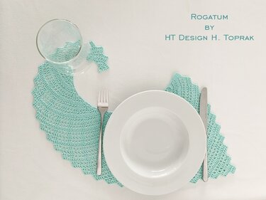 Mintfarbenes halbrundes Häkel-Deckchen als Platzunterlage mit Teller, Gabel, Messer und Glas