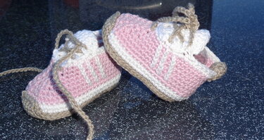 Gehäkelte Babysneaker in Rosa, Weiß und Beige mit Schnürsenkeln
