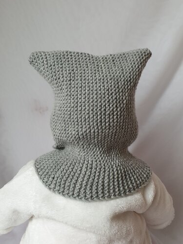 Handgestrickte hellgraue Babymütze mit Öhrchen und Schalkragen, Rückansicht