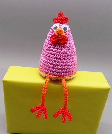 Edge stool and hanging decoration the chickens on the perch - Crochet