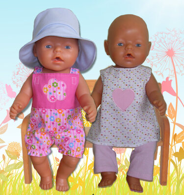 Zwei Babypuppen in Sommerkleidung: pinker Blumenstrampler mit Hut und weißes Herz-Oberteil mit lila Hose