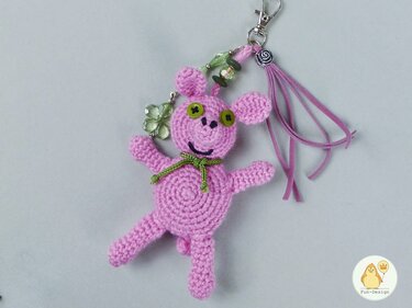 Gehäkelter rosa Glücksbringer-Schlüsselanhänger mit grünen Perlen und Quaste