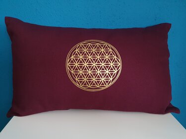 Weinrotes Kissen mit einfarbigem goldenen Blume‑des‑Lebens‑Kreismotiv