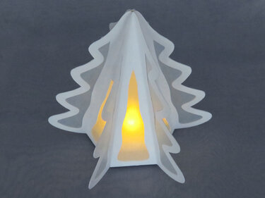 Mehrlagige Papiertanne aus Papier mit warmem Innenlicht