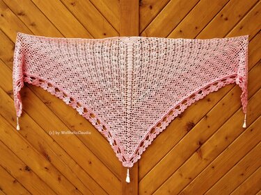 Rosé gehäkeltes Dreieckstuch mit offenem Muster, Muschelkante und Quasten