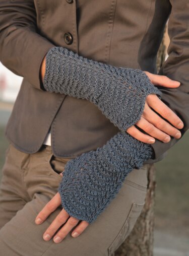 Gestrickte graue fingerlose Armstulpen mit Ajourmuster und Daumenöffnung