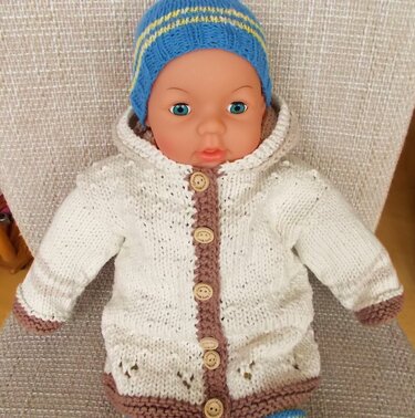 Baby-Erstlingsjacke mit Kapuze im Trachtenstil - Strickanleitung