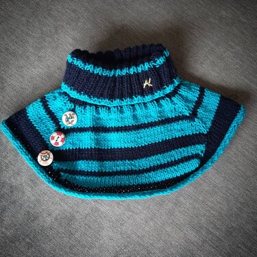 Gestrickter Kinder-Halswärmer in Marineblau und Türkis mit Rippenkragen und drei maritimen Knöpfen