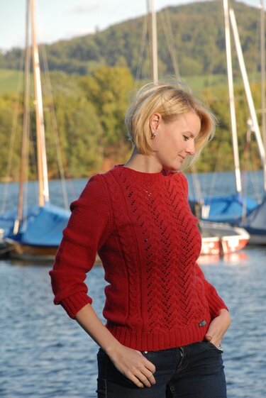 Damen Pullover mit Zopfmuster vorne, am Stück gestrickt.