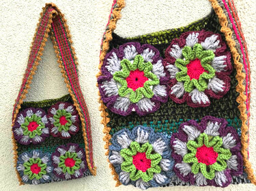 Gehäkelte Umhängetasche in Grün, Blau und Lila mit großen Blumenapplikationen und gemustertem Schulterriemen