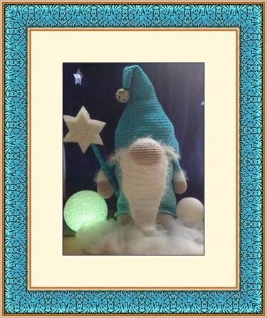 Gehäkelter Weihnachtswichtel mit türkis-grüner Mütze, langem weißen Bart und Sternstab vor dunklem Hintergrund mit Lichtern