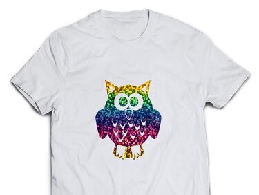 Weißes T-Shirt mit regenbogenfarbenem, glitzerndem Eulen-Motiv mittig