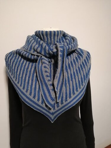 Gehäkeltes blau-graues Dreieckstuch mit Rippenstreifen auf schwarzem Mannequin
