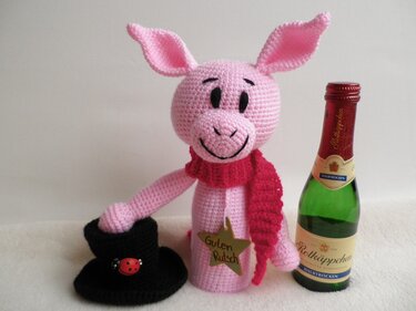 Rosa Häkelschwein mit rotem Schal, 'Guten Rutsch' Stern und kleinem Zylinder mit Marienkäfer