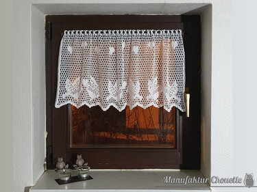 Weiße Filet-Häkelkurzgardine mit Blatt- und Tulpenmotiven an dunklem Fenster