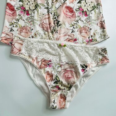 Top und Slip aus geripptem Stoff mit Rosenmuster und weißer Spitze